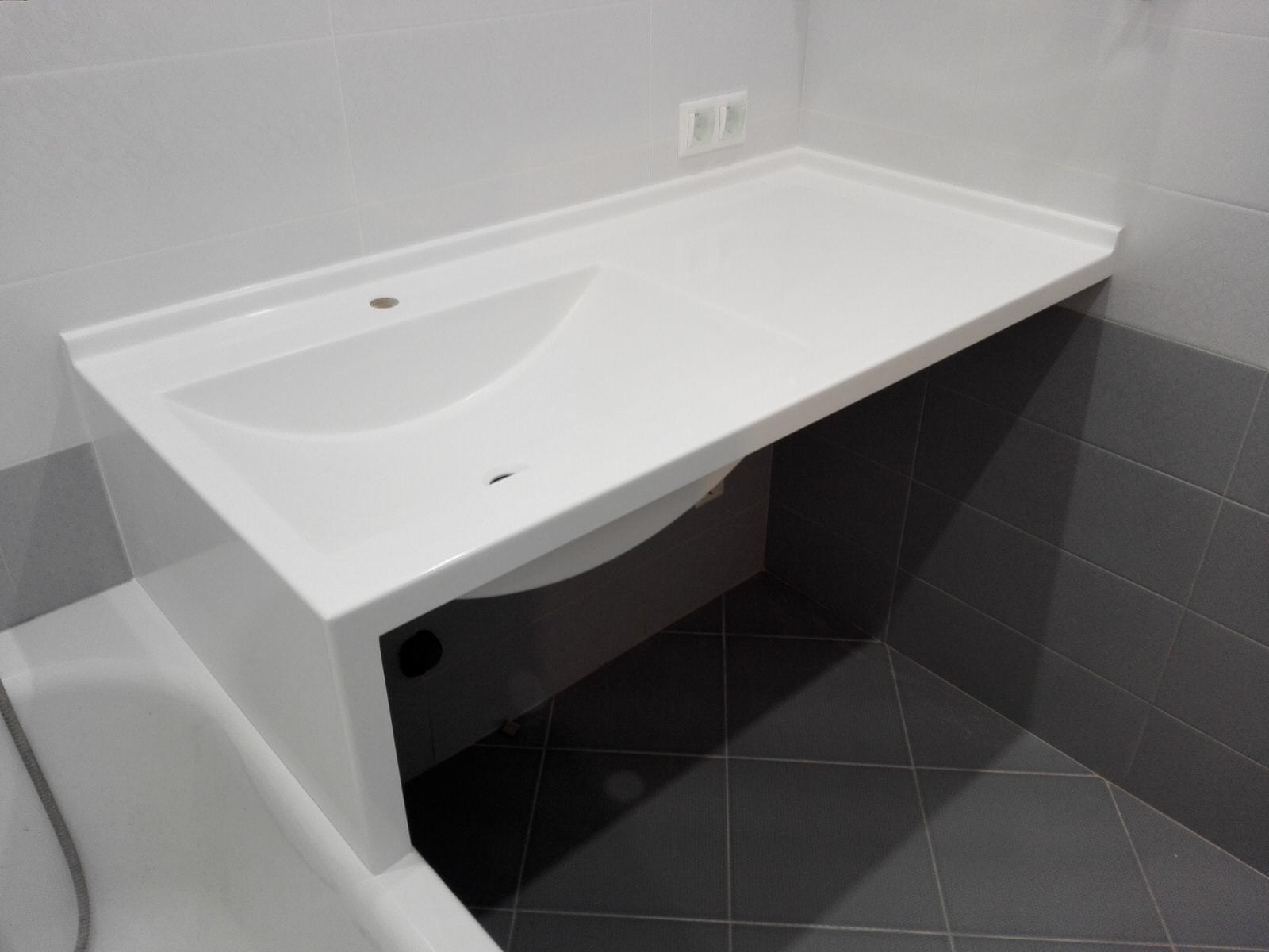 Столешница из искусственного камня белого цвета в ванную