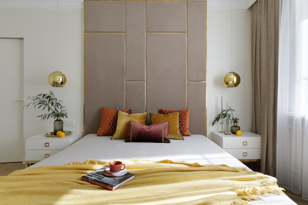 Idées déco pour une chambre contemporaine avec un mur blanc, un sol en bois brun et un sol marron.