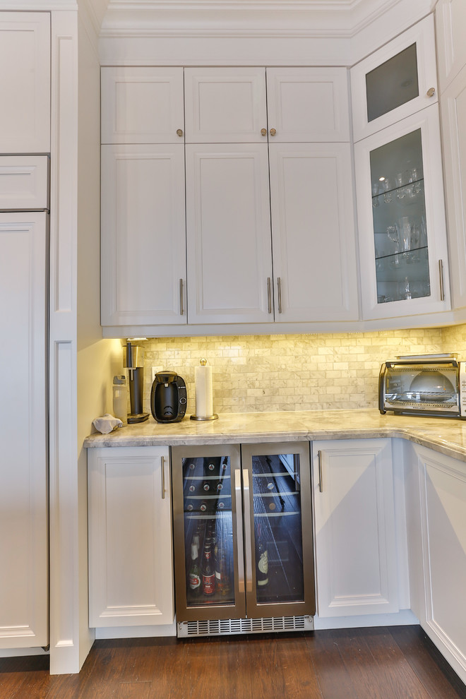 Transitional kitchen photo in Toronto