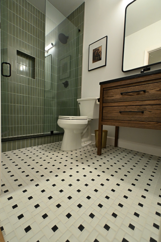 На фото: ванная комната среднего размера в классическом стиле с угловым душем, зеленой плиткой, керамической плиткой и белым полом с