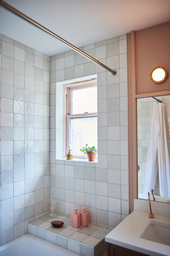 Свежая идея для дизайна: большая главная ванная комната в современном стиле с фасадами в стиле шейкер, коричневыми фасадами, ванной в нише, душем над ванной, унитазом-моноблоком, серой плиткой, керамической плиткой, розовыми стенами, полом из керамической плитки, врезной раковиной, столешницей из искусственного кварца, серым полом, шторкой для ванной, белой столешницей, сиденьем для душа, тумбой под две раковины, подвесной тумбой, деревянным потолком и деревянными стенами - отличное фото интерьера