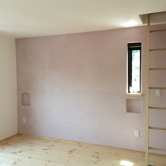 淡いラベンダー色のアクセントウォールの寝室 - クラフツマン - 寝室