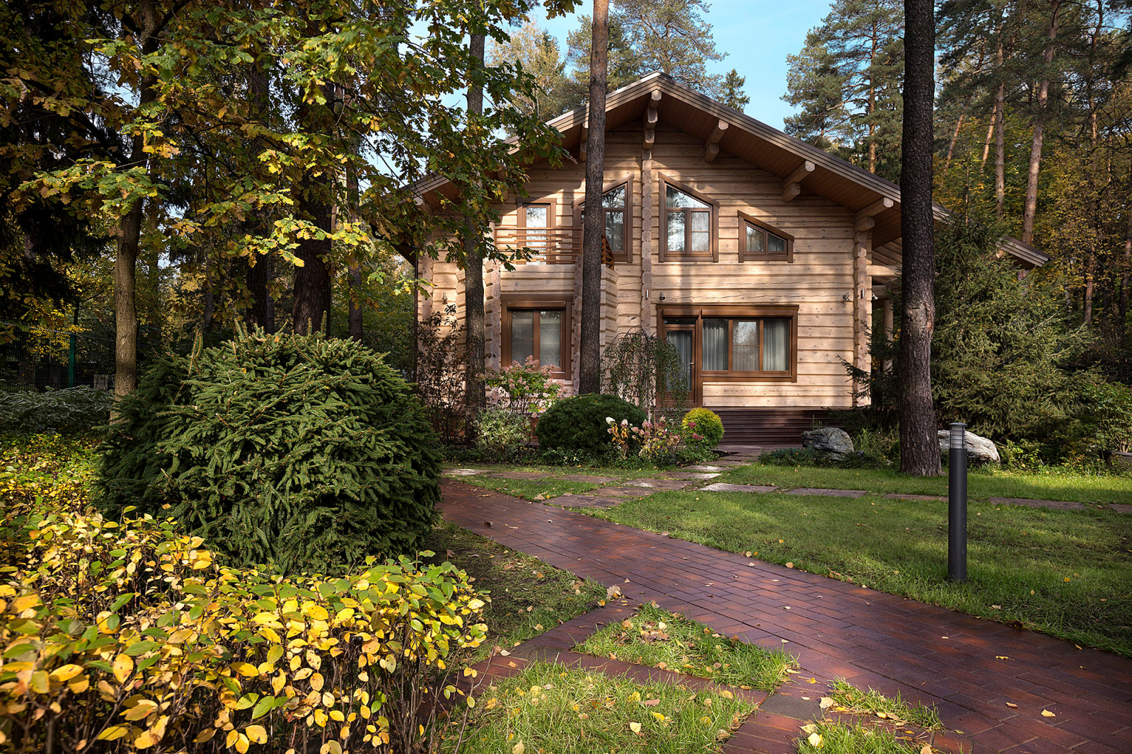 Дом под соснами