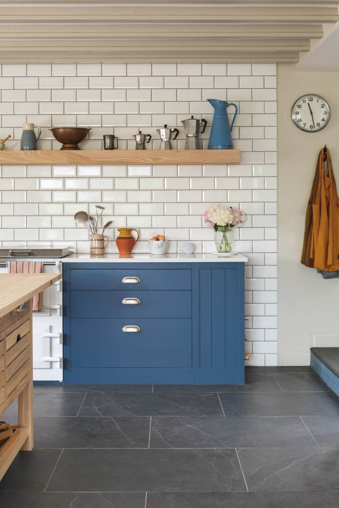 Imagen de cocinas en L de estilo de casa de campo grande abierta con armarios estilo shaker, puertas de armario azules y una isla