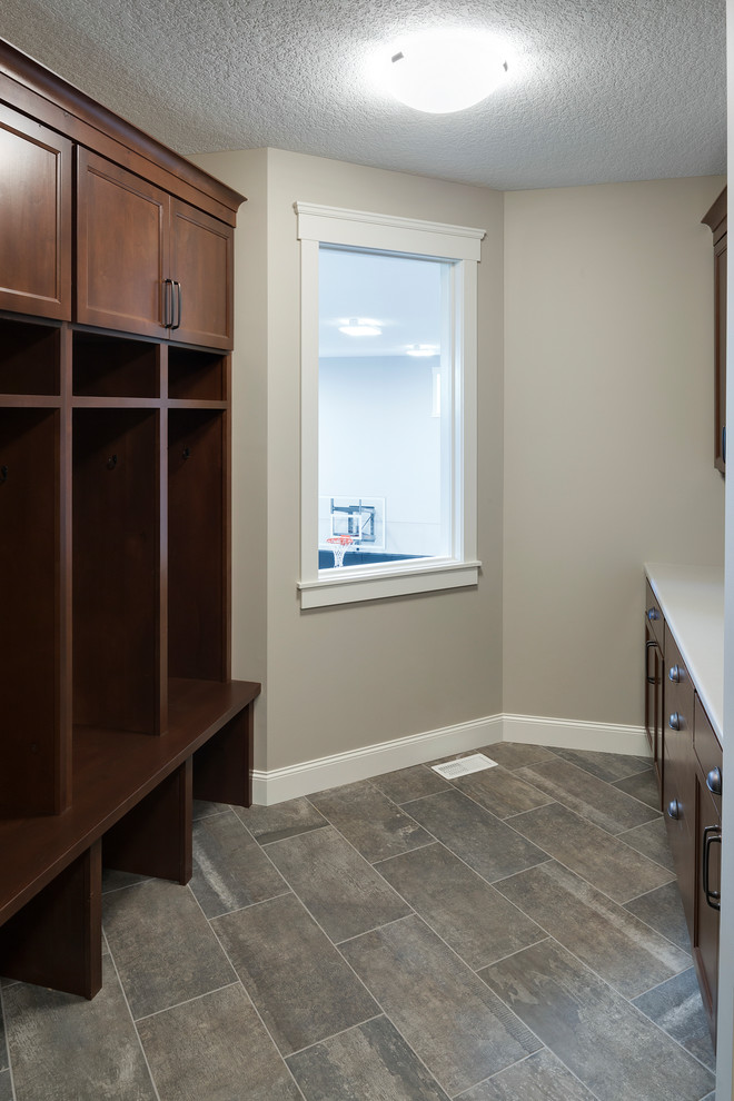 Transitional entryway photo in Minneapolis