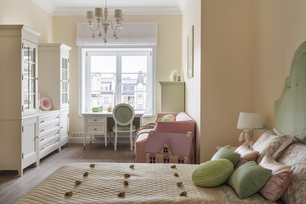 Design ideas for a large transitional kids' bedroom for kids 4-10 years old and girls in Moscow with beige walls, medium hardwood floors and beige floor.