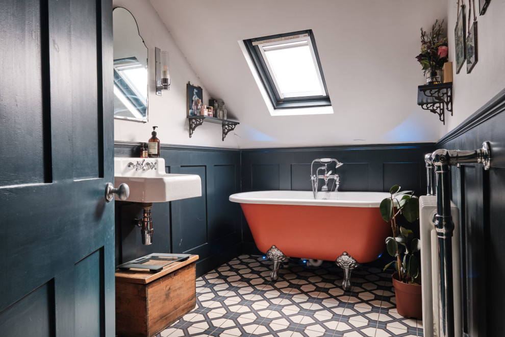 ロンドンにあるお手頃価格の中くらいなエクレクティックスタイルのおしゃれな子供用バスルーム (猫足バスタブ、シャワー付き浴槽	、分離型トイレ、白い壁、セラミックタイルの床、壁付け型シンク、青い床、照明、洗面台1つ、フローティング洗面台、三角天井、パネル壁) の写真