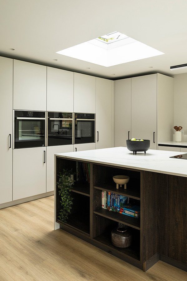 Стильный дизайн: кухня в стиле модернизм с плоскими фасадами - последний тренд