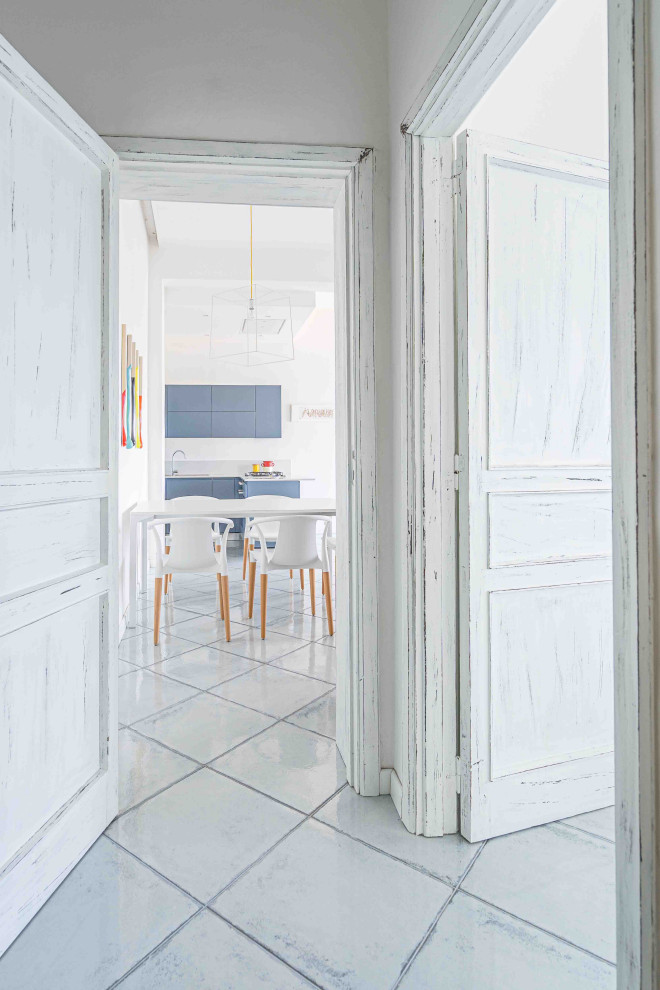 Источник вдохновения для домашнего уюта: большой, узкий коридор в средиземноморском стиле с полом из керамической плитки, бирюзовым полом и белыми стенами