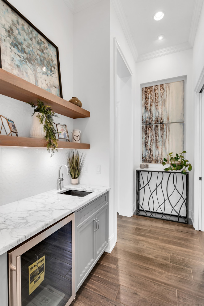 Idee per un'ampia camera matrimoniale minimalista con pareti bianche, pavimento con piastrelle in ceramica e pavimento marrone