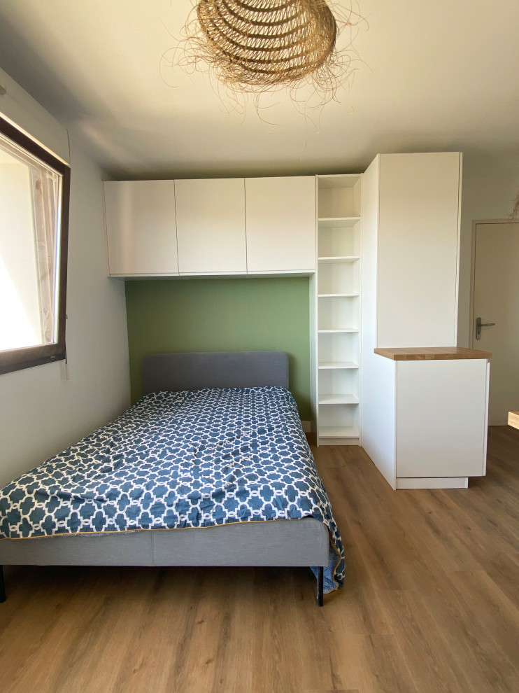 Inspiration för små skandinaviska vardagsrum, med gröna väggar, vinylgolv och brunt golv