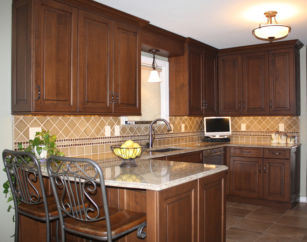 Inspiration for a transitional kitchen remodel in Detroit