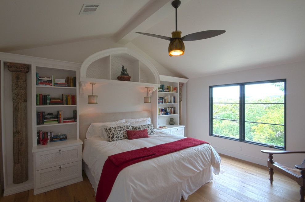 Photo of a mid-sized contemporary master bedroom in Austin with white walls, light hardwood floors and no fireplace.