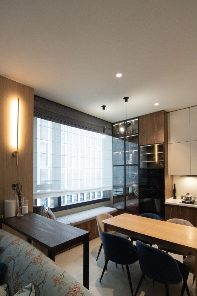 Кухня в стиле минимализм с фасадами под "темное дерево"