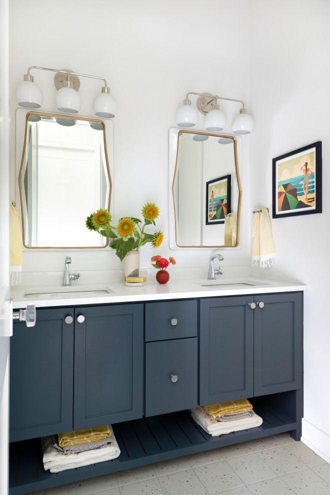 Foto på ett stort maritimt vit badrum för barn, med släta luckor, blå skåp, grå väggar, klinkergolv i keramik, ett undermonterad handfat, bänkskiva i kvarts och flerfärgat golv