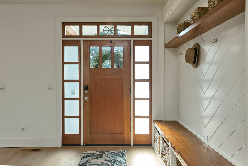 Ispirazione per un ingresso stile americano di medie dimensioni con pareti bianche, parquet chiaro, una porta singola, una porta in legno bruno e pavimento grigio
