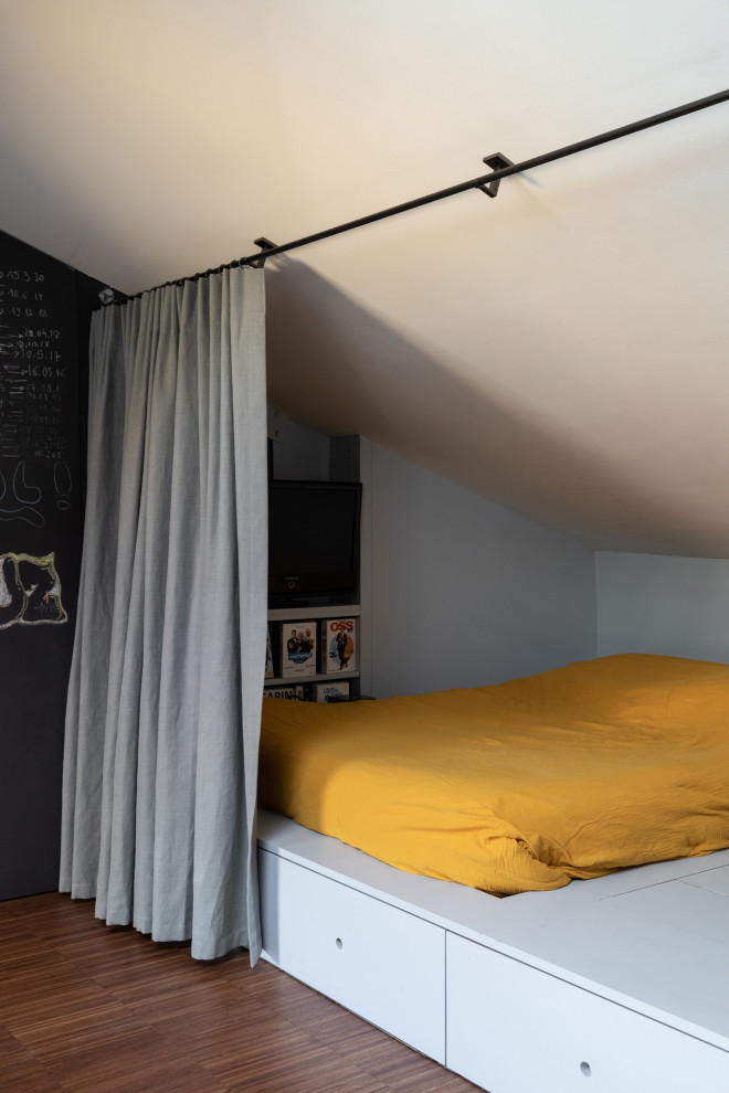 Kleines Modernes Kinderzimmer mit Schlafplatz, grauer Wandfarbe und dunklem Holzboden in Paris