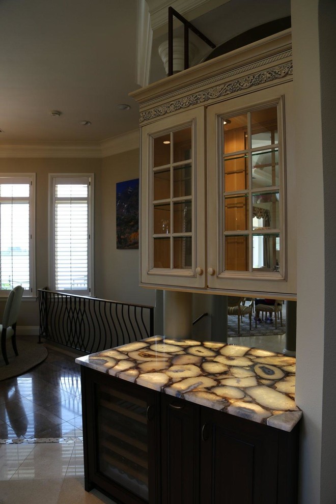 Example of a classic home design design in San Diego