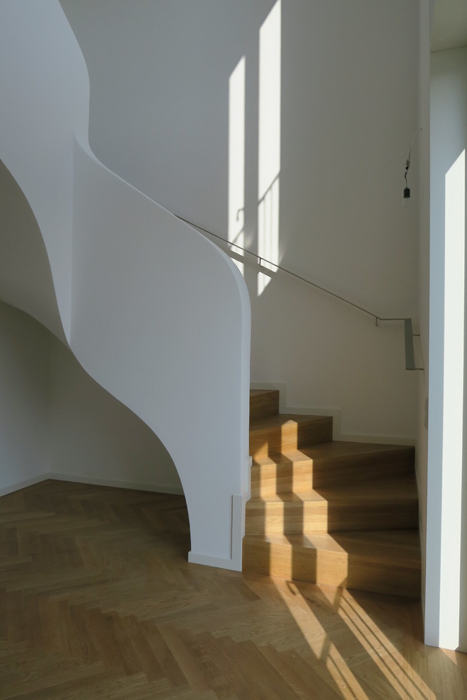 Gewendelte, Große Moderne Holztreppe mit Holz-Setzstufen in Berlin