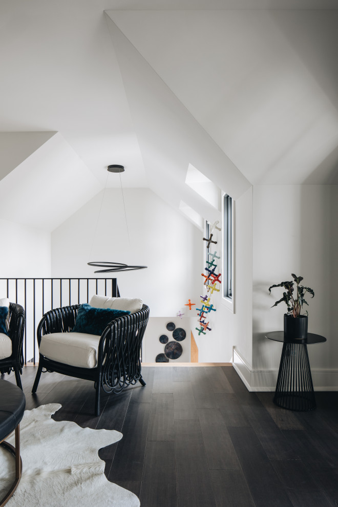 Источник вдохновения для домашнего уюта: коридор среднего размера в современном стиле с белыми стенами и коричневым полом