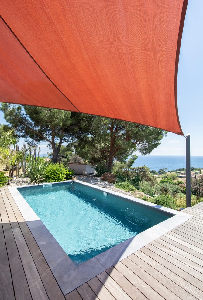 Cette image montre une piscine méditerranéenne rectangle.