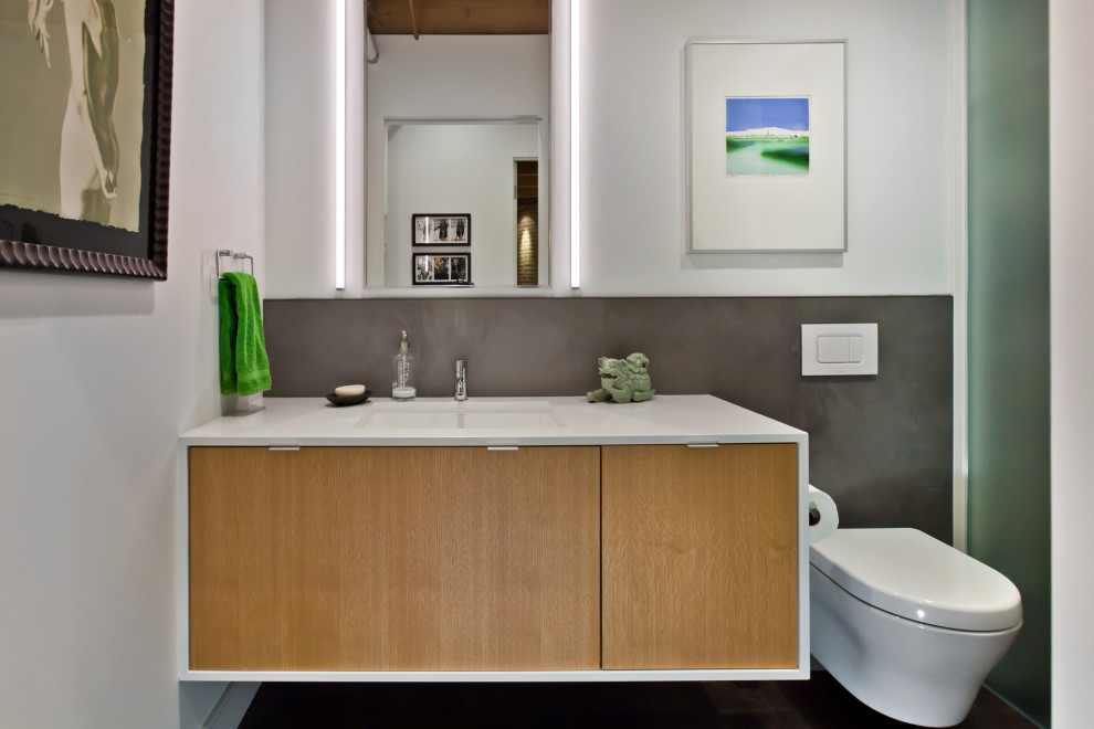 На фото: ванная комната среднего размера в современном стиле с плоскими фасадами, светлыми деревянными фасадами, душем в нише, инсталляцией, разноцветной плиткой, керамогранитной плиткой, белыми стенами, полом из керамогранита, врезной раковиной, столешницей из искусственного кварца, разноцветным полом, открытым душем, белой столешницей, сиденьем для душа, тумбой под две раковины, подвесной тумбой, балками на потолке и душевой кабиной