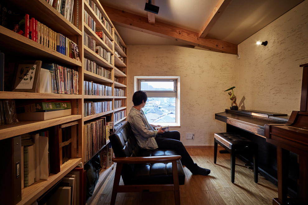 Photo of an asian home studio in Kobe with light hardwood floors, no fireplace and beige floor.