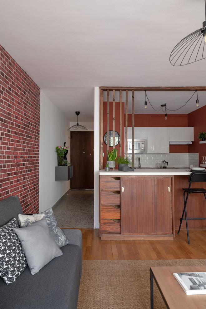 Inspiration for a mid-sized industrial single-wall eat-in kitchen in Lyon with laminate floors, beige floor, coffered, an undermount sink, beaded inset cabinets, dark wood cabinets, wood benchtops, beige splashback, subway tile splashback, white appliances, a peninsula and white benchtop.
