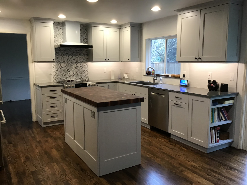 Photo of a mid-sized transitional u-shaped eat-in kitchen in Seattle with an undermount sink, flat-panel cabinets, grey cabinets, quartz benchtops, stainless steel appliances, dark hardwood floors, with island, brown floor and blue benchtop.