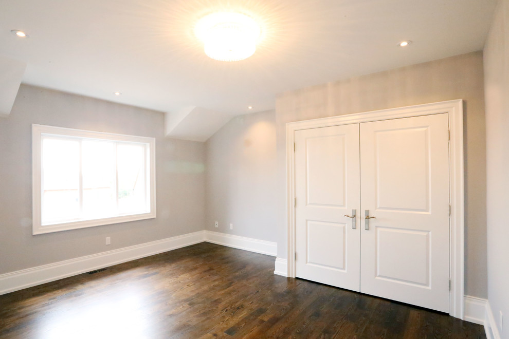 Example of a transitional home design design in Toronto