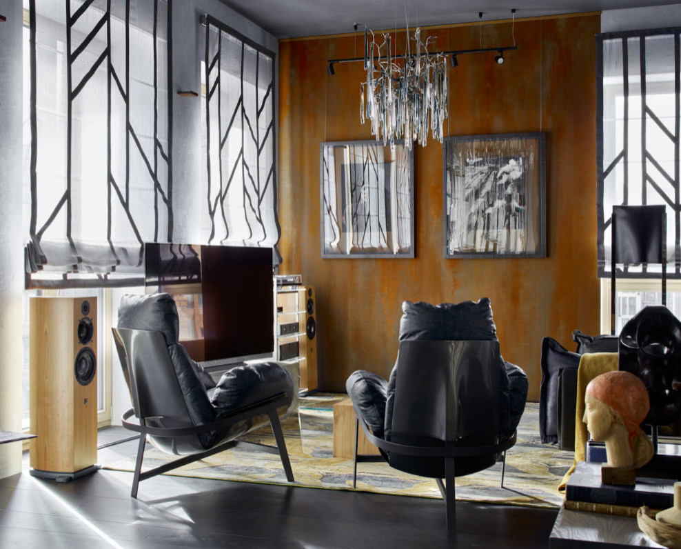 "Мужская" квартира с авторской керамикой и витражами в Москве