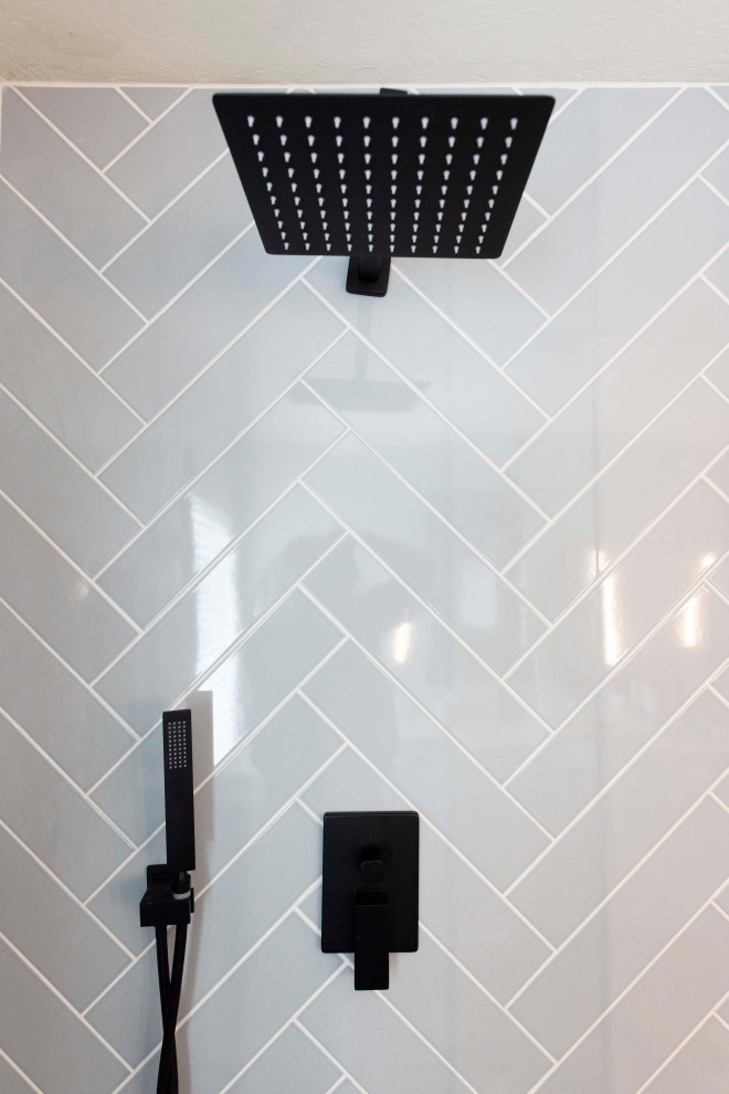 Foto di una stanza da bagno padronale contemporanea con ante bianche, top in quarzite, top bianco, due lavabi e mobile bagno incassato