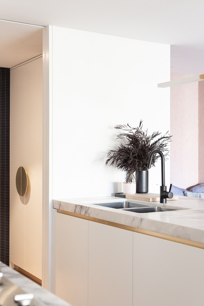 This is an example of a contemporary laundry room in Sydney.