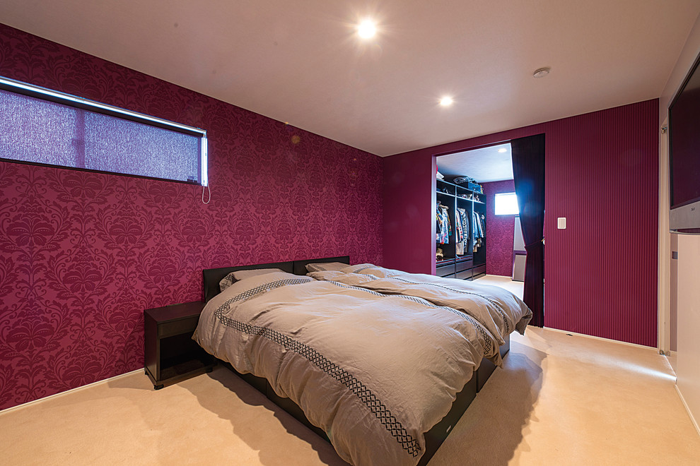 Foto de dormitorio principal y blanco moderno grande con paredes púrpuras, suelo beige y papel pintado
