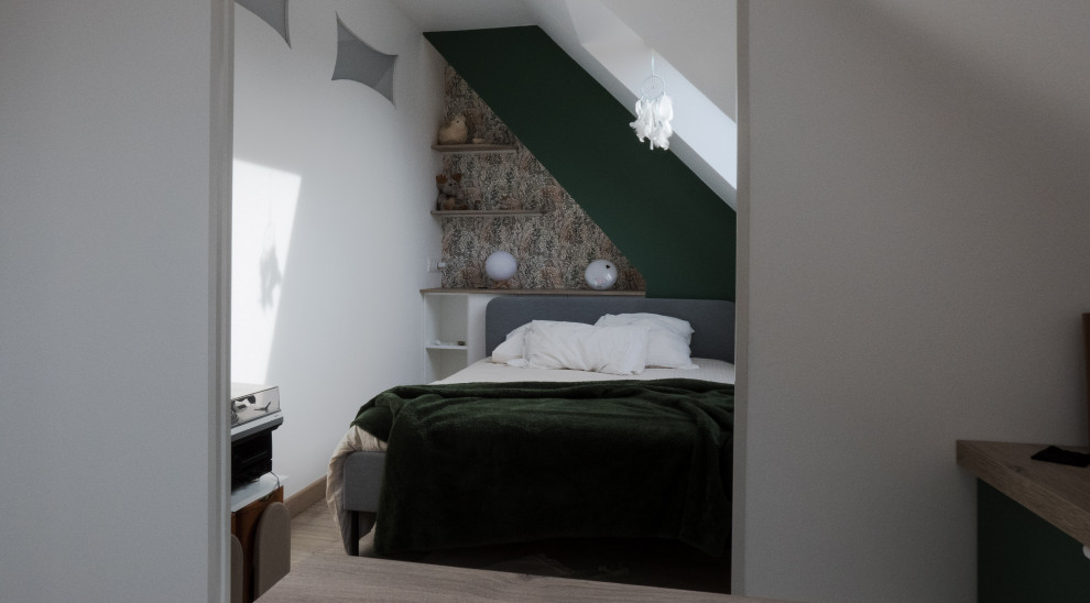 Réalisation d'une petite chambre mansardée ou avec mezzanine beige et blanche minimaliste avec un mur vert, sol en stratifié, un sol beige et dressing.