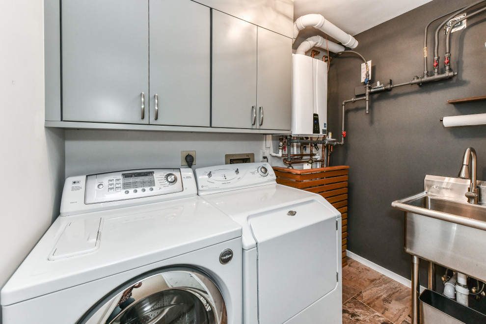 Laundry room - transitional laundry room idea in DC Metro