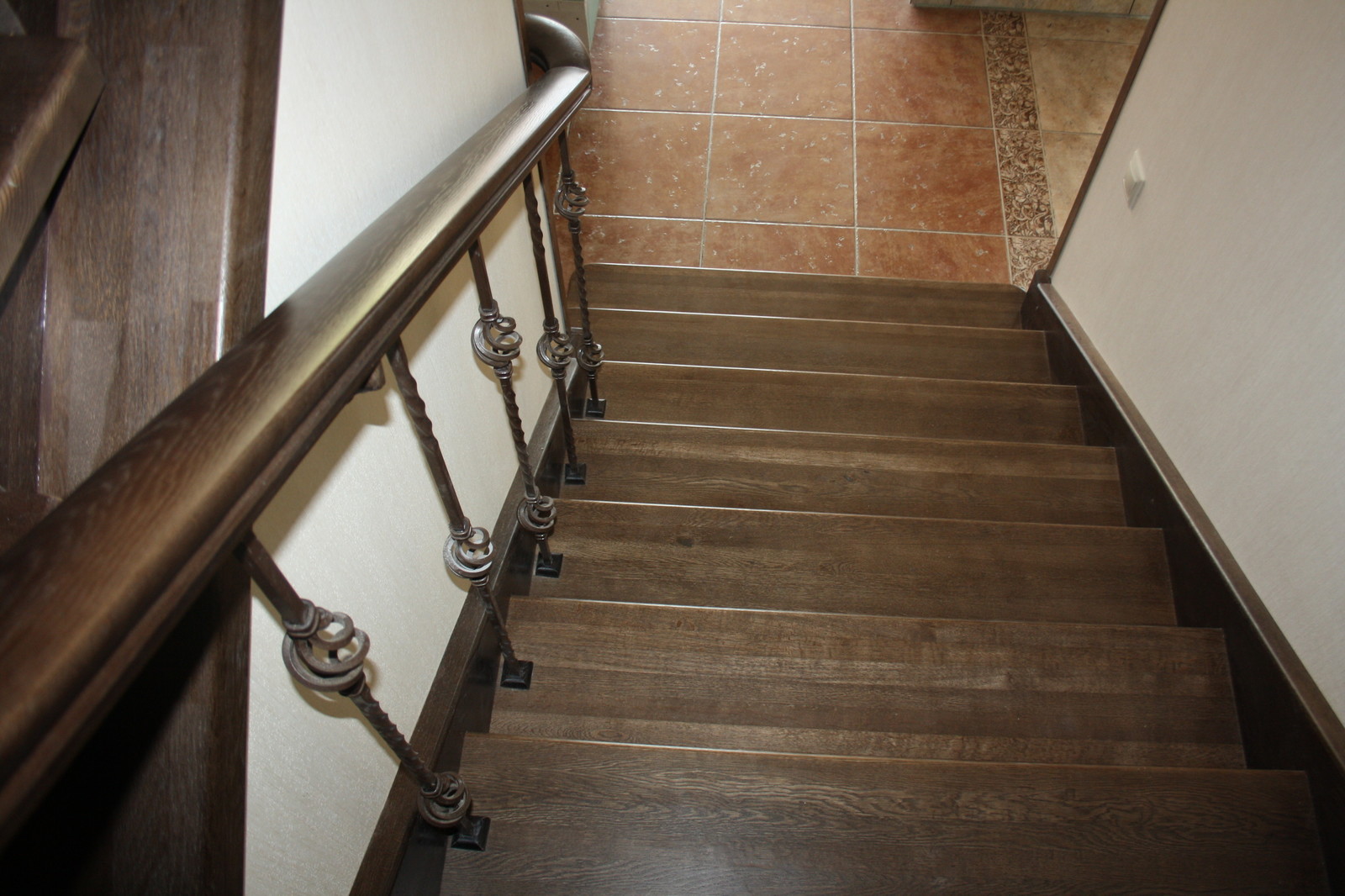 Дубовая лестница на бетонном основании