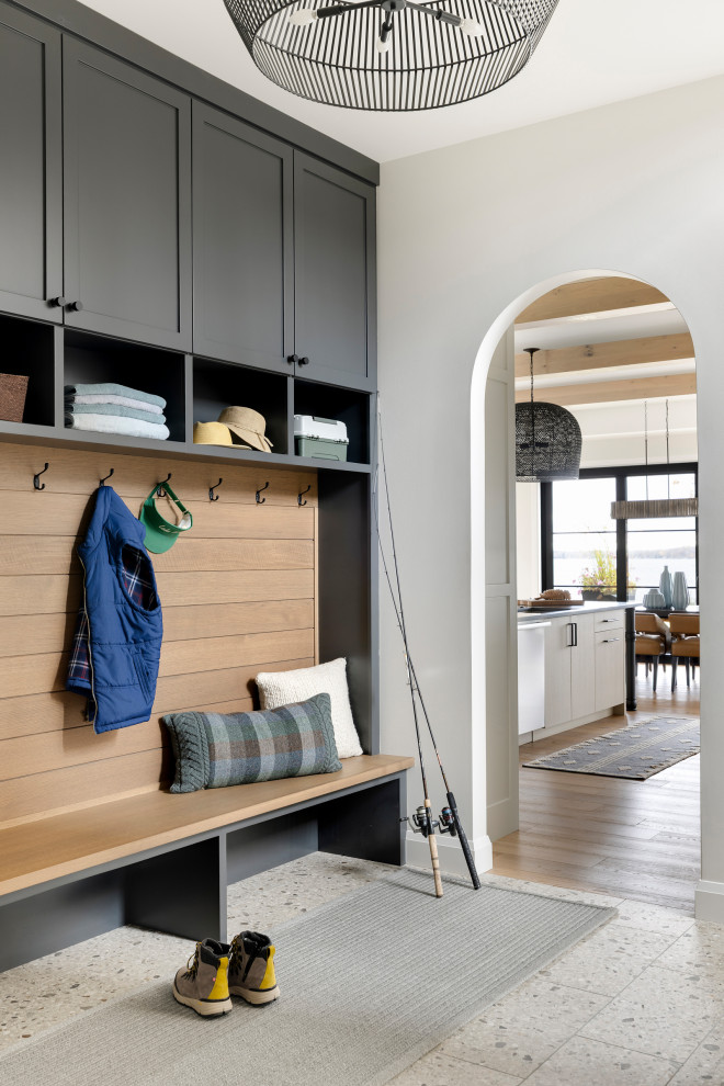 Transitional entryway photo in Minneapolis