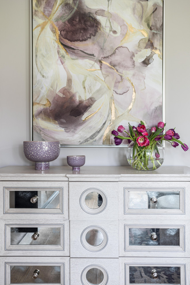 Ispirazione per una camera matrimoniale contemporanea di medie dimensioni con pareti viola, parquet chiaro, camino classico e pavimento beige