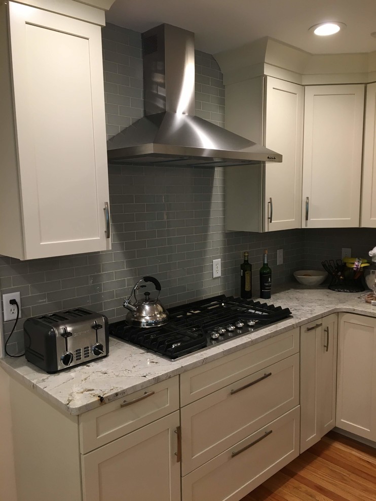 Kitchen - transitional kitchen idea