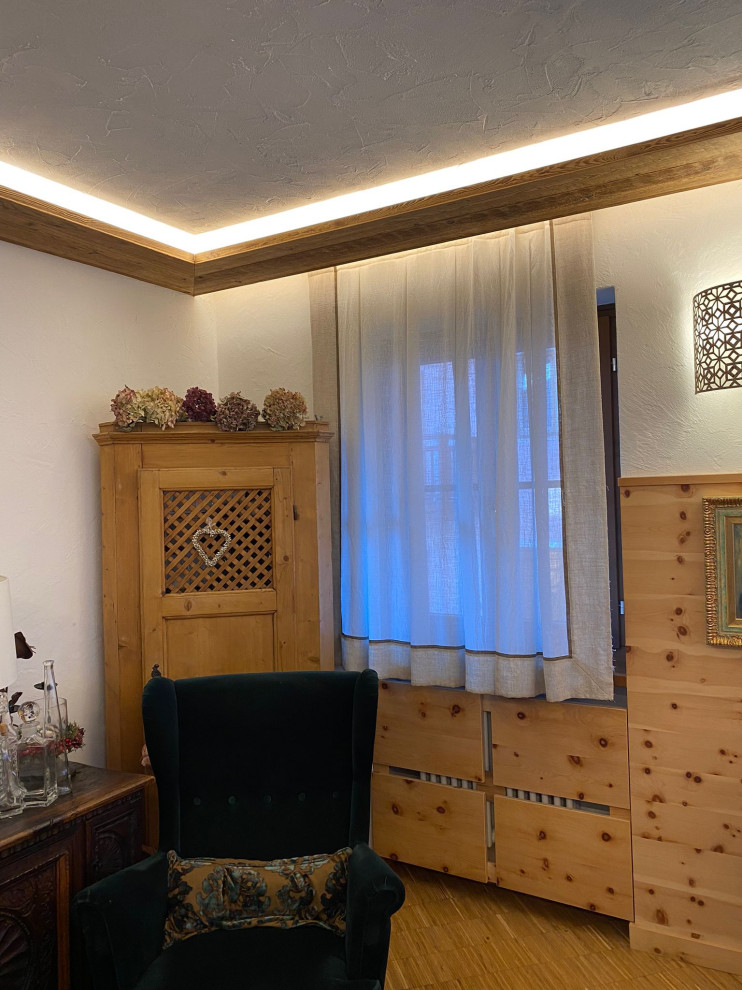 Стильный дизайн: изолированная гостиная комната среднего размера в современном стиле с коричневыми стенами, деревянным полом, коричневым полом и деревянными стенами - последний тренд