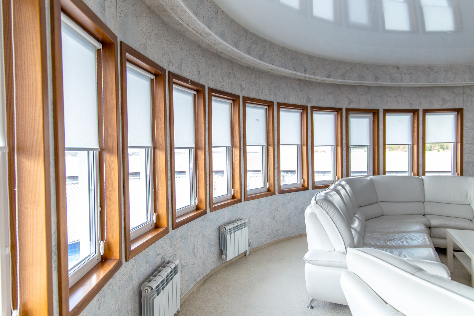 Рулонные шторы на створку окна. Проект на Яхте