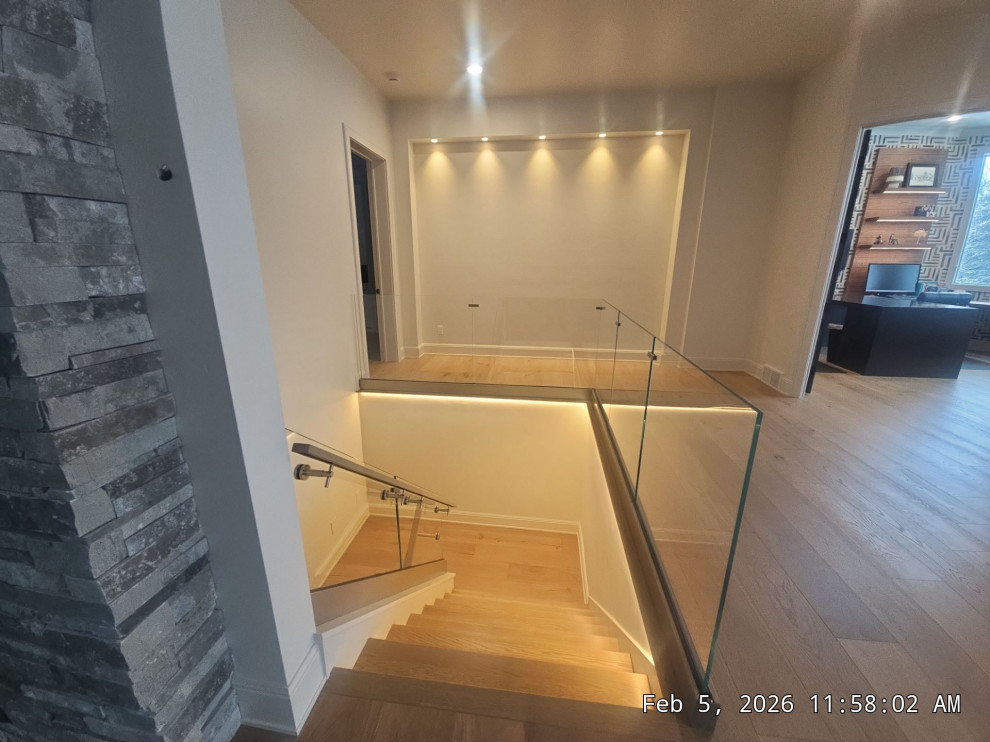 Glass railing base mounted