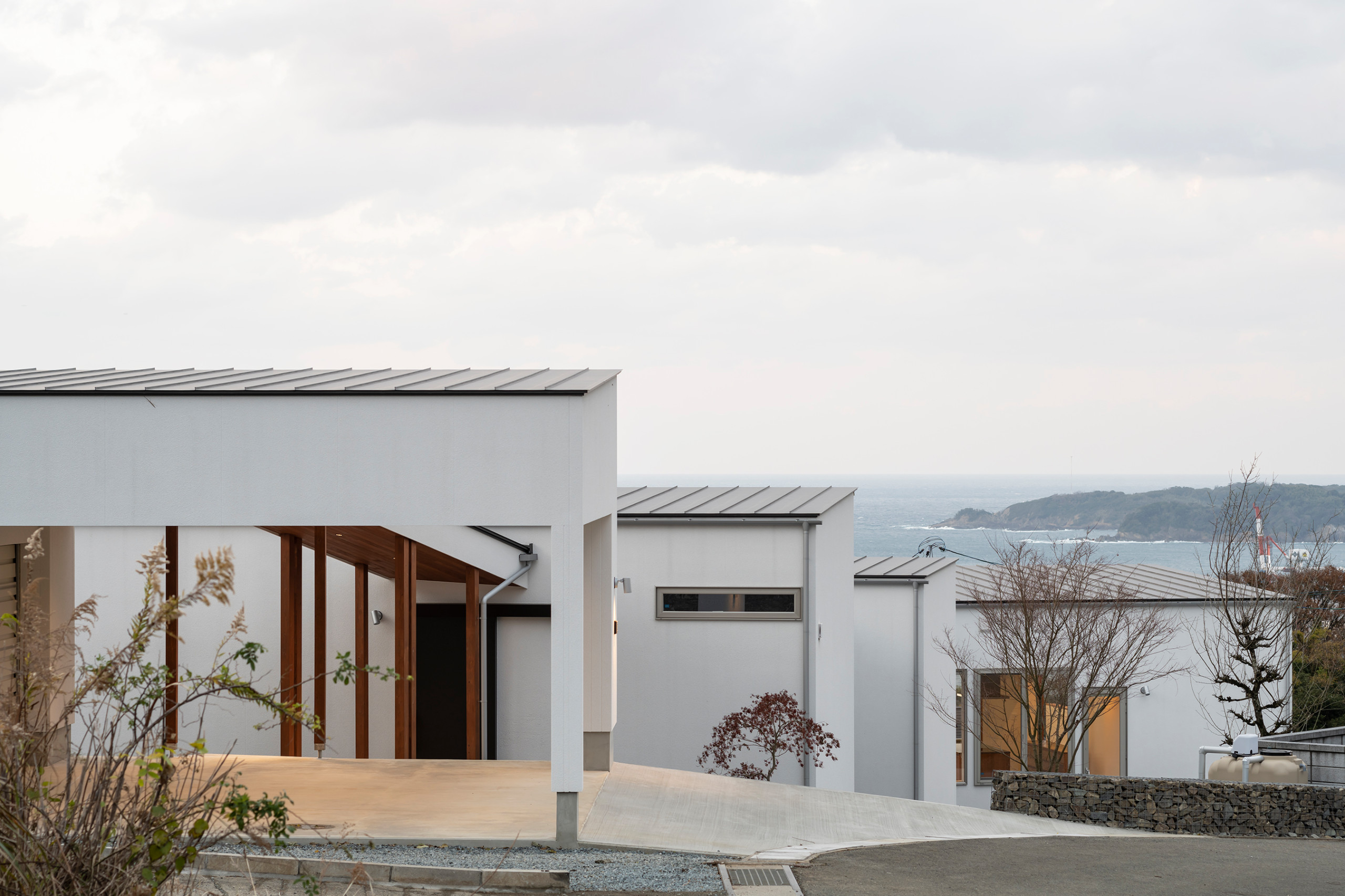 R+house｜Sitting on the mountain and looking at the sea.