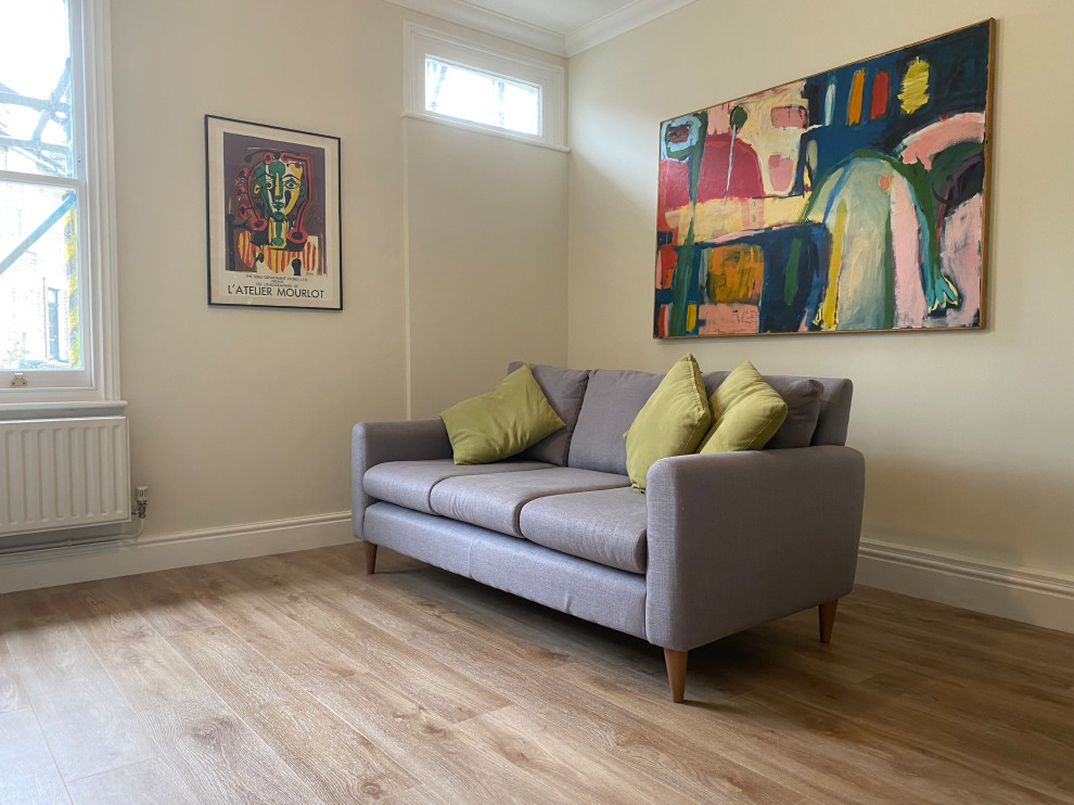 Minimalist vinyl floor and brown floor living room photo in Cambridgeshire