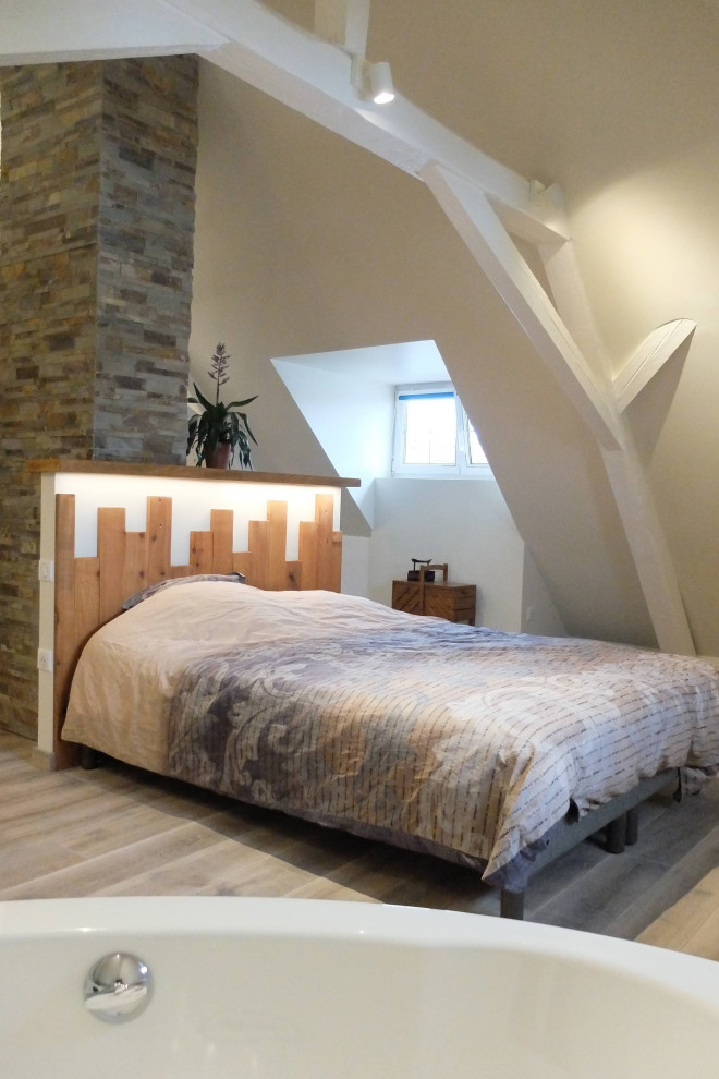 ストラスブールにあるモダンスタイルのおしゃれな寝室 (積石の暖炉まわり、表し梁) のインテリア
