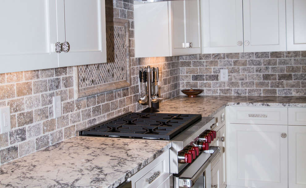 Kitchen - transitional kitchen idea in Charlotte