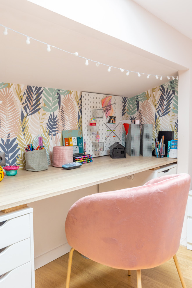 Imagen de despacho contemporáneo de tamaño medio con paredes rosas, suelo de madera clara, suelo beige y papel pintado