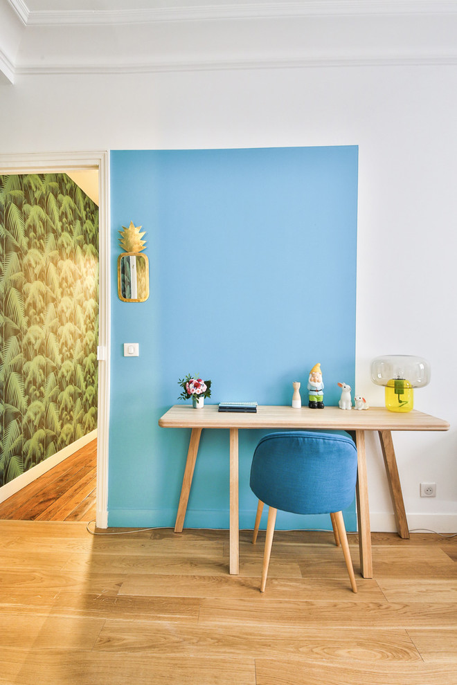 Foto di un ufficio scandinavo con pareti blu, parquet chiaro, nessun camino e scrivania autoportante
