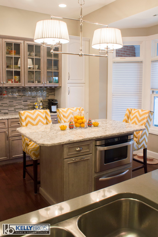 Example of a mid-sized transitional u-shaped dark wood floor eat-in kitchen design in Cincinnati with an undermount sink, flat-panel cabinets, gray cabinets, quartz countertops, gray backsplash, glass tile backsplash, stainless steel appliances and an island